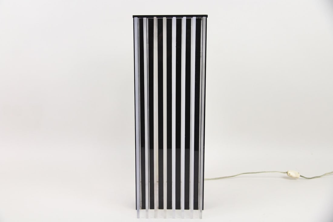 Postmodern Lucite Tower Table Lamp - 3