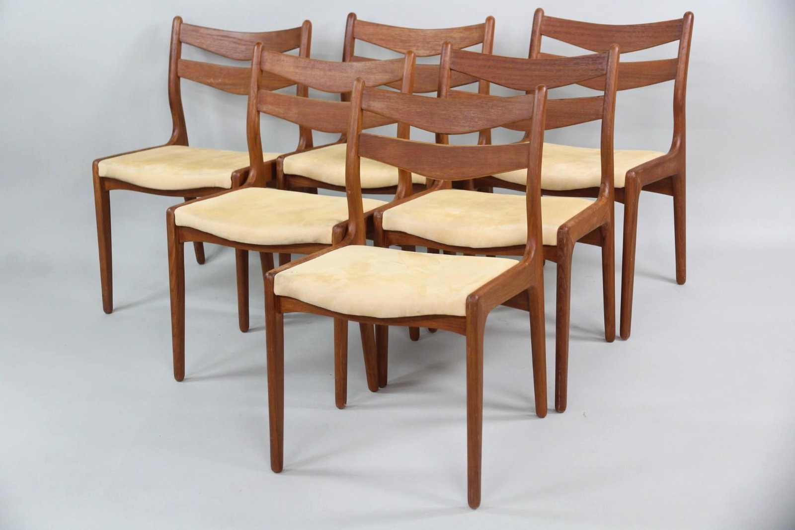 Set of 6 Sculptural Teak Dining Chairs: Set of 6 Danish Mid-century Modern Sculptural Teak Dining Chairs. Matching side chairs in beautiful teak wood, featuring sculptural backrests and brownish peach upholstered seats. Dimensions are 30