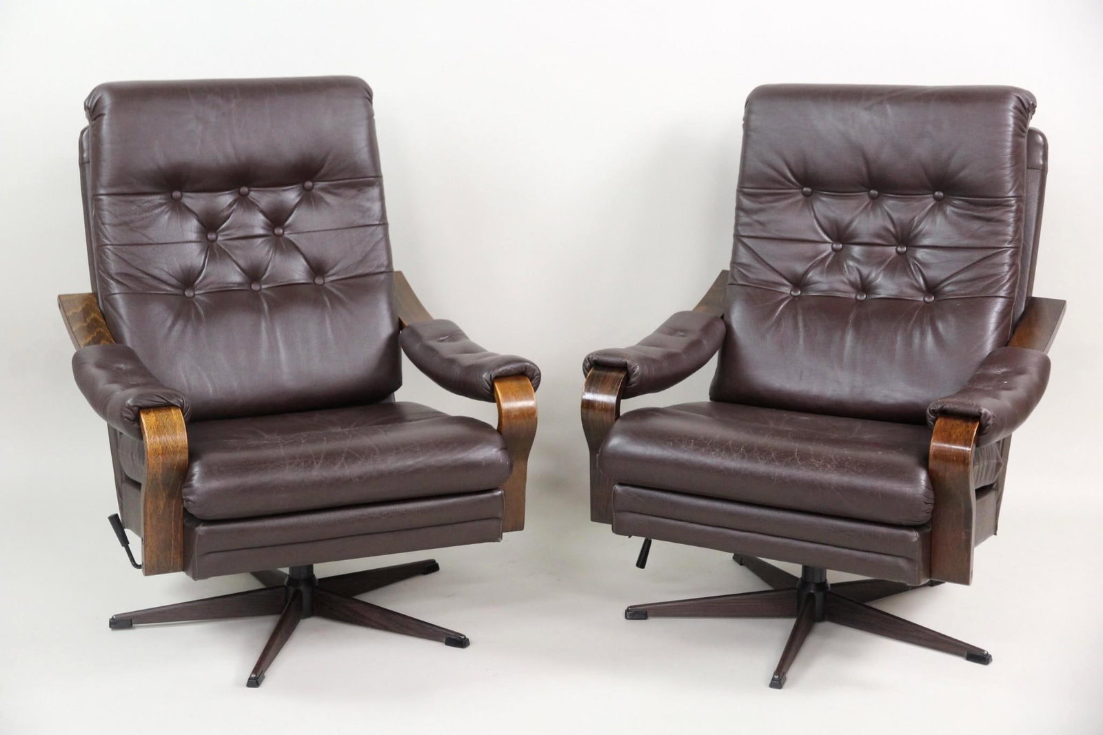 Pair of Lystager Industries Leather Swivel Lounge Chairs (1 of 16)