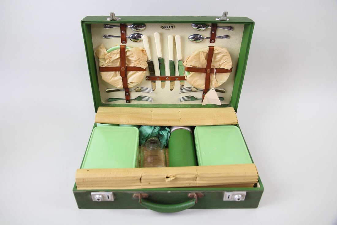 Art Deco Sirram Green Suitcase Picnic Set (1 of 12)