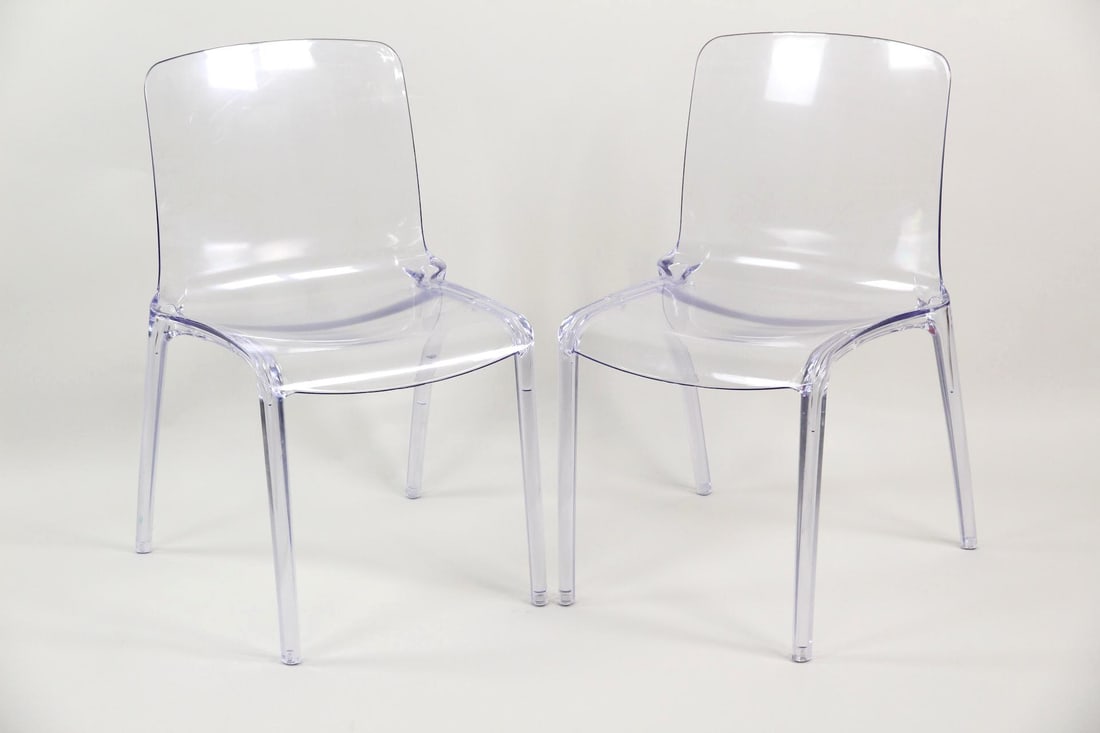 Pair of Minimalist Acrylic Dining Chairs: Pair of Minimalist Acrylic Dining Chairs. This pair of minimalist dining chairs are made of transparent acrylic and feature waterfall-edge seats. Dimensions are 32 in h x 20 in w x 21 in d. Condition 