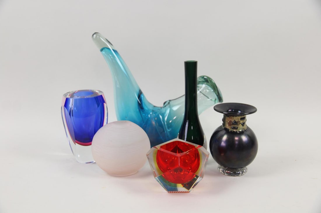 Group of 6 Art Glass Vases, Murano & Anthony Stern: Group of 6 Mid-Century Modern Art Glass Vases, Murano & Anthony Stern. Varied lot includes a black vase signed by Anthony Stern (British, 1944-2022.) Dimensions range from 3.25 in h x 4.5 in w x 4.5 i