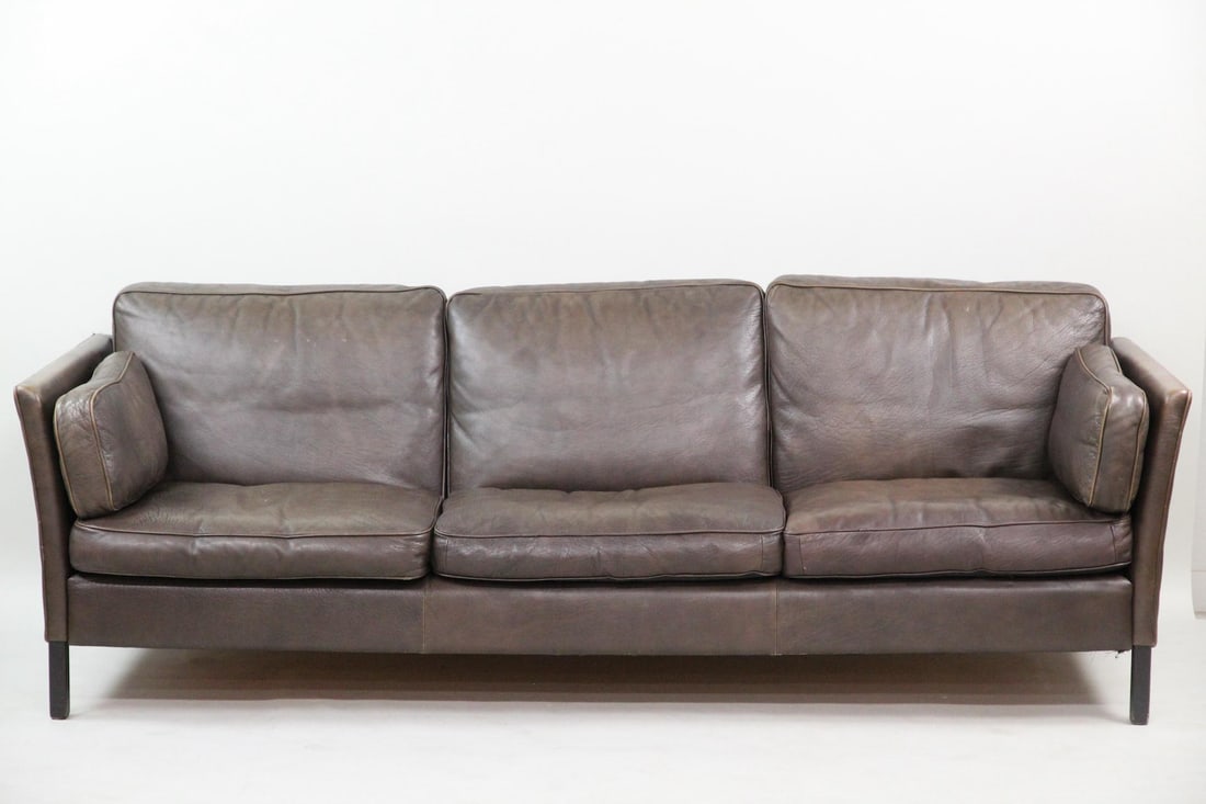 Danish Modern Brown Leather 3 Seat Sofa, Thams Kvalitet: Danish Modern Brown Leather 3 Seat Sofa, Thams Kvalitet of Denmark. It has a makers tag. Nice quality leather. Very nice patina to the leather.. Dimensions are 25 in h x 86.5 in w x 32 in d. Seat rise