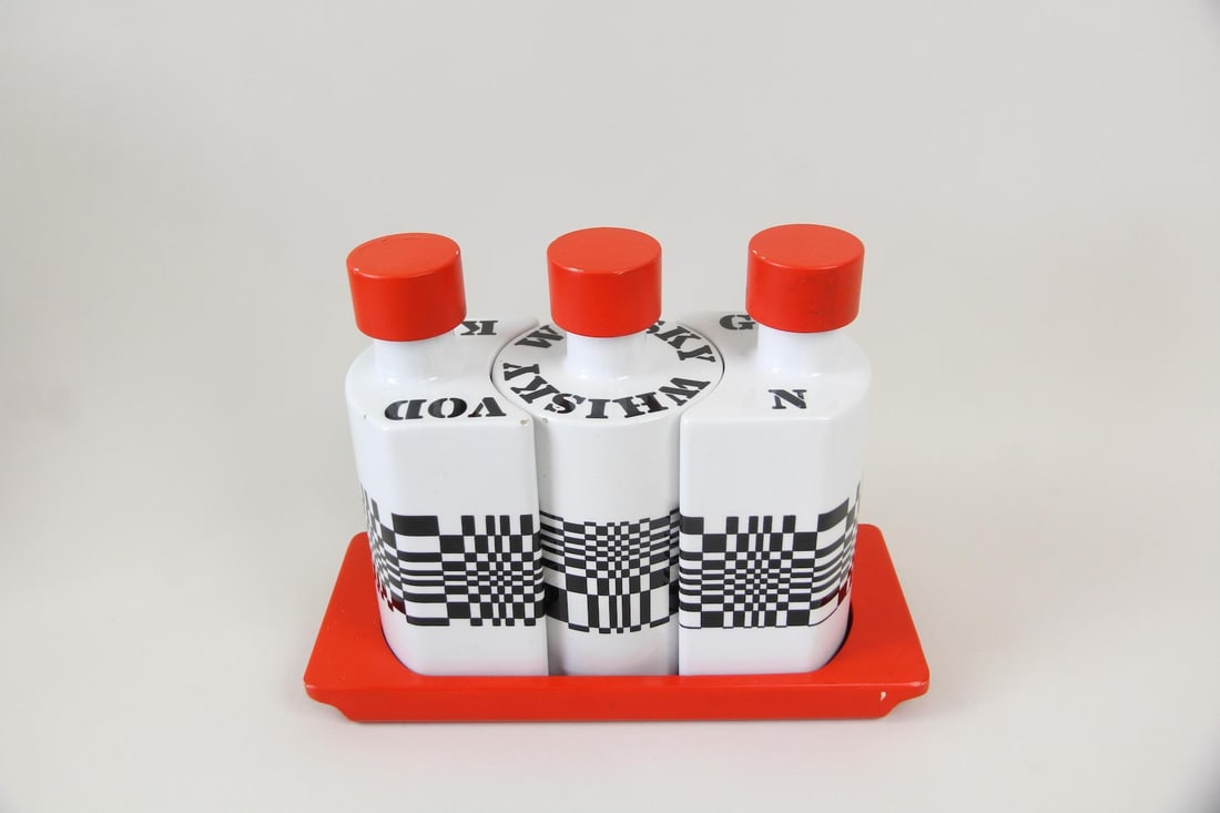 Franco Pozzi Op Art Liquor Decanter Set: Franco Pozzi Mid-Century Modern Op Art Liquor Decanter Set. Op Art ceramic liquor decanter set designed and produced by Franco Pozzi in Gallarate, Italy. Glazed white ceramic bodies with bold black Op