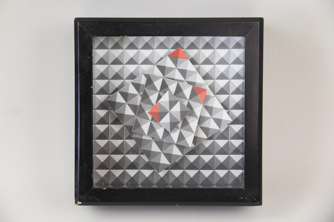 Postmodern Douglas Chalk Op Art Cleverclock: Postmodern Douglas Chalk Op Art Clever clock. 3D geometric Op-Art timepiece from the Cleverclocks series, designed by artist and innovator Douglas Chalk. Instead of standard clock hands, the layered