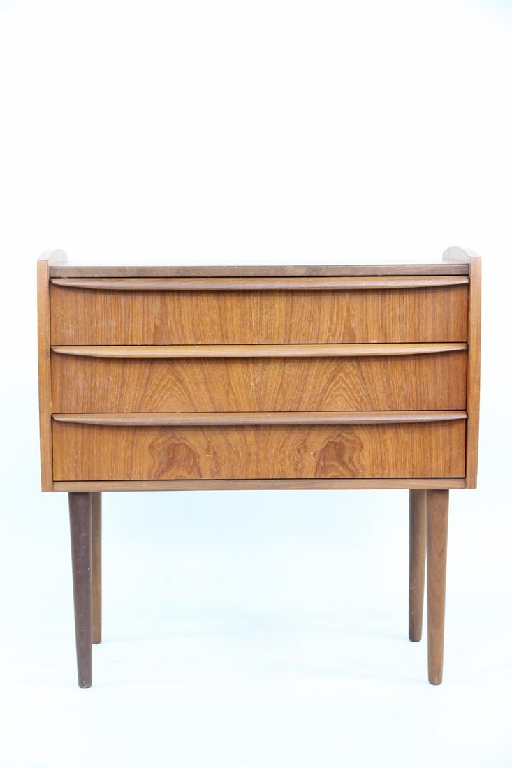 Teak 3 Drawer Chest Side Table: Danish Modern Teak 3 Drawer Chest Side Table. Small chest of drawers or side table is made of teak, with elongated carved wood pulls. Dimensions are 26 in h x 25.5 in w x 11.5 in d. Condition is good