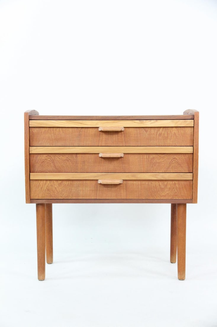 Teak 3 Drawer Chest Side Table, Henning Jørgensen: Danish Modern Teak 3 Drawer Chest Side Table. Small chest of drawers or side table is made of teak, with carved wood pulls. Unmarked, we believe it to be designed by Henning Jørgensen. Dimensions