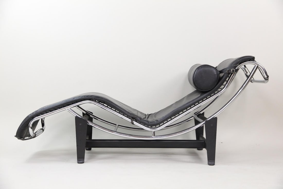 Le Corbusier LC4 Leather Lounge Chair: Le Corbusier LC4 Leather Lounge Chair. A sleek, adjustable black leather & chrome chaise lounge with buckled headrest, in the style of Le Corbusier's iconic LC4. This chair has no maker's marks. Dimen