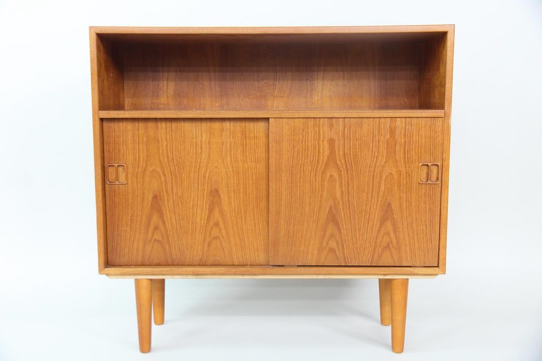 Danish Hjornebo System Teak Bookcase Cabinet: Danish Mid-Century Modern Hjornebo System Teak Bookcase Cabinet. Small minimalist cabinet with bookshelf and sliding doors, with Hjornebo System label attached. Dimensions are 32 in h x 33 in w x