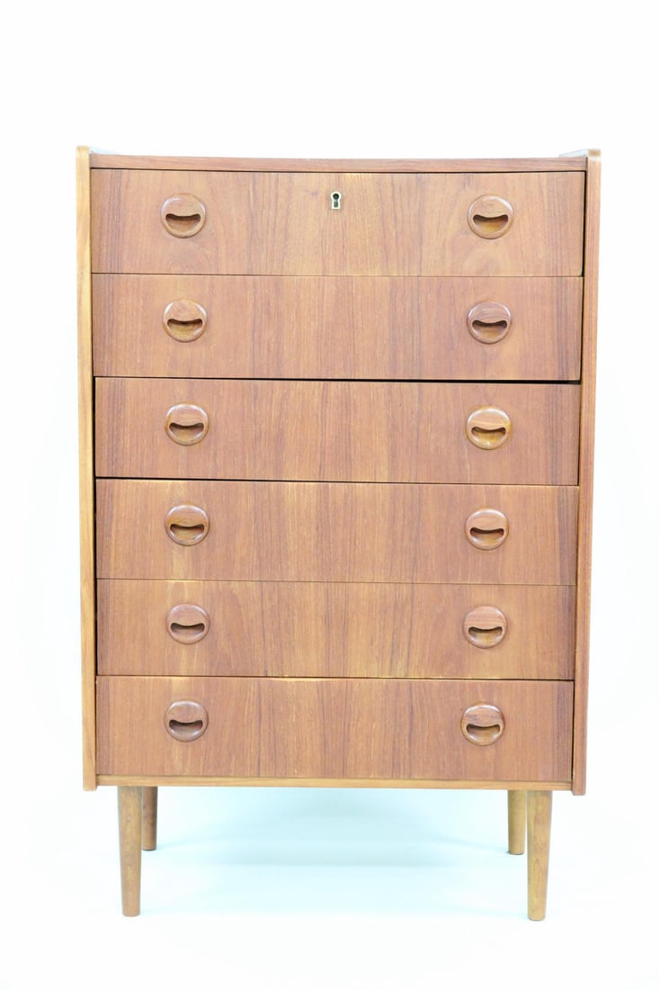 Danish Teak 6-Drawer Dresser, Sculptural Handles: Danish Mid-century Modern Teak Chest of Drawers. A petite teak wood dresser featuring six drawers with sculptural pull handles and tapered legs. Key included. Dimensions are 40.75 in h x 26.5 in w x