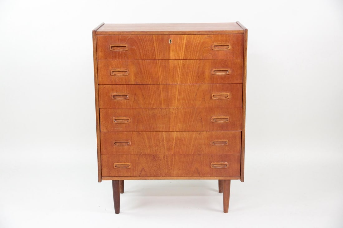 Minimalist Teak 6-Drawer Dresser, Chest of Drawers: Danish Mid-century Modern Teak 6-Drawer Dresser, Chest of Drawers. A minimalist 6-drawer dresser made of teak wood with attractive book matched veneer front, carved pulls and rounded, tapered legs.