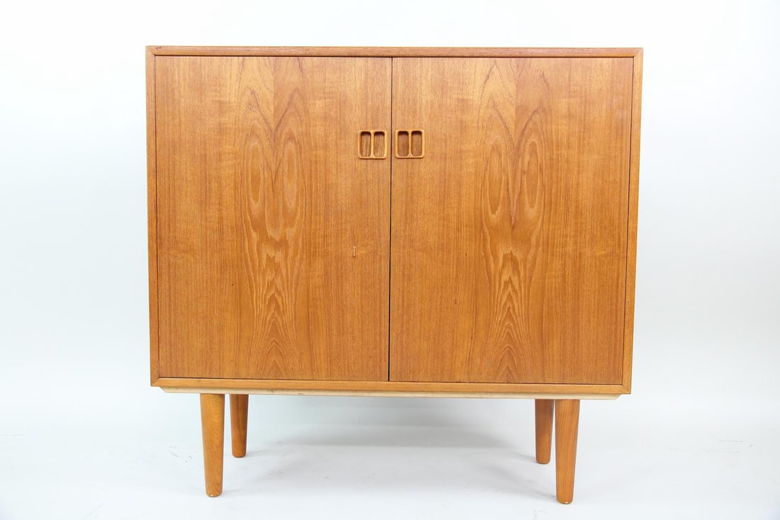 Danish Hjornebo System Teak Bar Cabinet: Danish Mid-Century Modern Hjornebo System Teak Bar Cabinet. Small minimalist cabinet with shelves and mirror back, with Hjornebo System label attached. Dimensions are 32 in h x 33 in w x 10.25 in d.