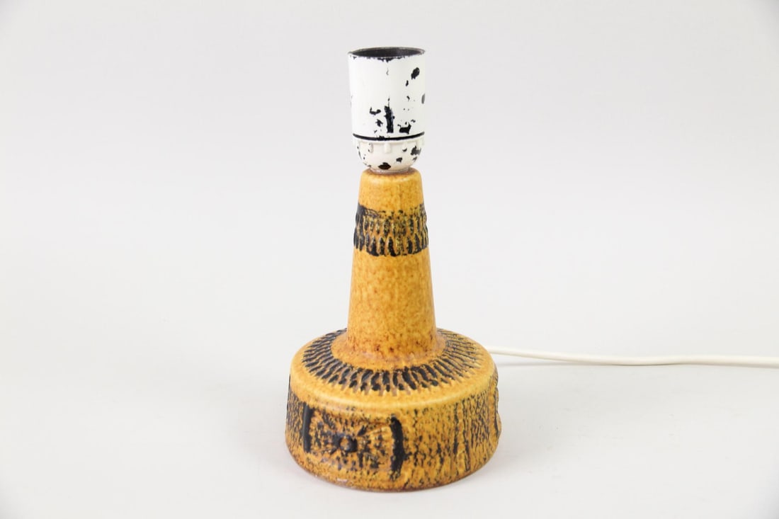 Sculptural Ceramic Table Lamp, Black & Yellow: Mid-century Modern Ceramic Table Lamp, Black & Yellow. A small lamp made of ceramic with characteristic mid-century form and textural black & yellow glazes. Dimensions are 9 in h x 4.75 in w x 4.75 in