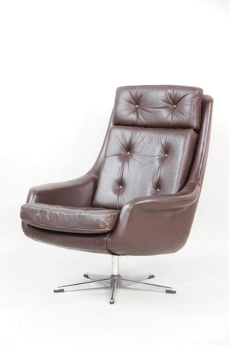 Swivel Leather Lounge Chair, H.W. Klein: Swivel Leather Lounge Chair, H.W. Klein. A comfortable swivel lounge chair on a metal five-legged base, upholstered in tufted brown leather. Unmarked. Dimensions are 37 in h x 32.5 in w x 34 in d. Sea