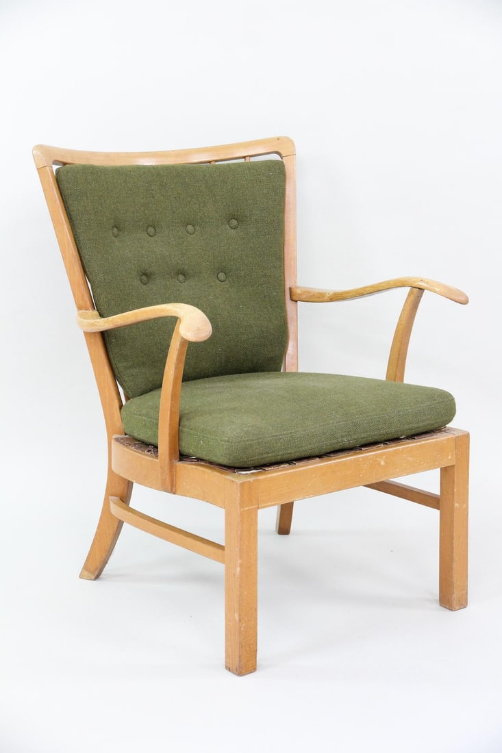Danish Modern Green Spindle Back Lounge Chair by Fritz Hansen: Danish Mid-Century Modern Green Lounge Chair by Fritz Hansen. Elegant chair features a winged and spindled back and open sculpted wood armrests. Green removable upholstered cushions with buttoned
