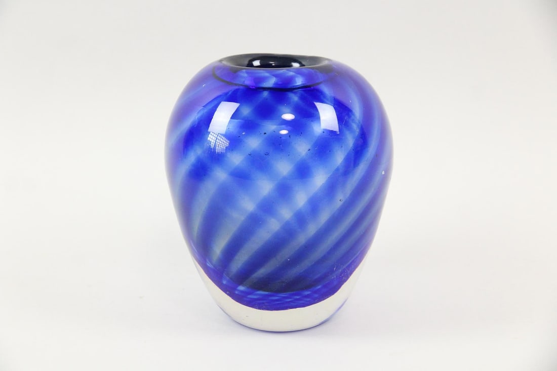 Seguso Murano Cobalt Swirl Vase: Tim Prentice Cobalt Swirl Art Glass Vase. Hand blown vase with swirls of beautiful cobalt blue. Dimensions are 7.75 in h x 6.75 in w x 6.75 in d. Condition is good with some minor scuffs. Please call