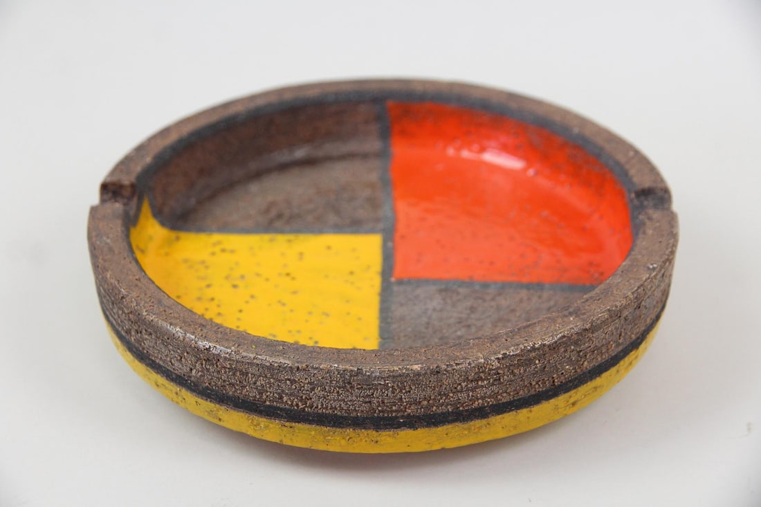 Aldo Londi for Bitossi Mondrian Pottery Ashtray: Mid-Century Modern Aldo Londi for Bitossi Mondrian Pottery Ashtray. Large Italian ashtray in the "Mondrian" pattern designed by Aldo Londi for Bitossi. Marked Italy 1973 on the underside. Dimensions