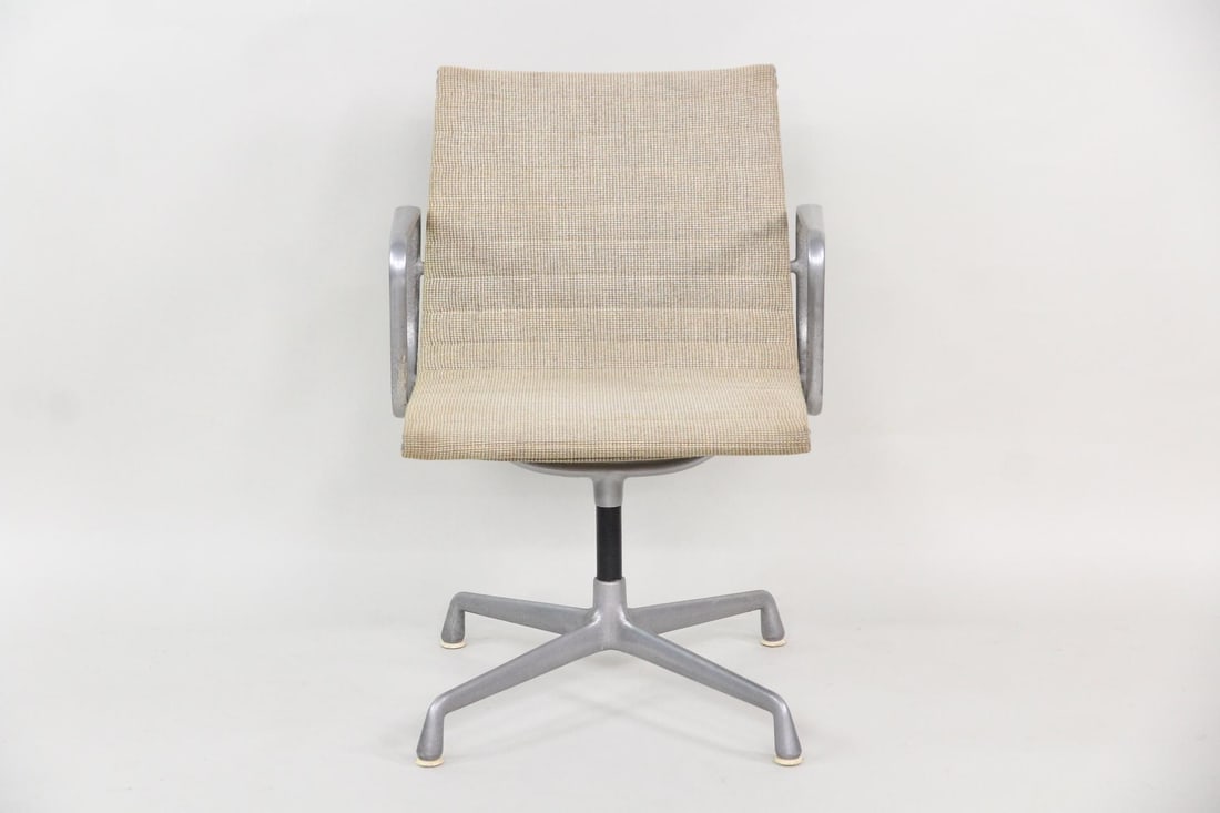 Eames for Herman Miller Aluminum Group Chair with Hopsak Upholstery: Eames Herman Miller Mid-Century Modern Aluminum Chair with Hopsak Upholstery. Eames Aluminum Group management chair by Herman Miller with a classic polished aluminum frame and seat upholstered in Alex