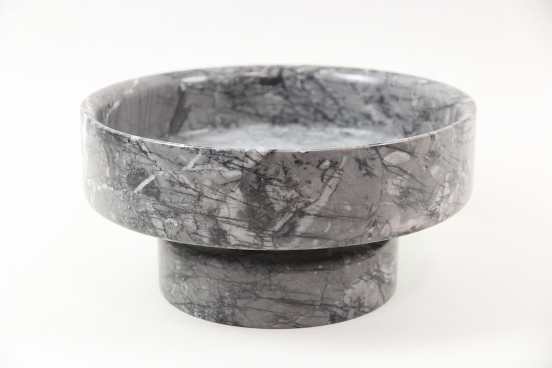 Angelo Mangiarotti for Knoll Marble Platform Bowl: Mid-Century Modern Angelo Mangiarotti for Knoll Marble Platform Bowl. Italian gray marble bowl with Knoll label attached to underside. Dimensions are 5.25 in h x 10.5 in w x 10.5 in d. Condition is go