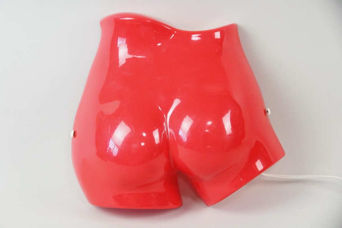 Zicoli Red Plastic Booty Shaped Wall Light: Zicoli Red Plastic Pop Art Booty Shaped Wall Light. Eye catching and fun wall light from the German lighting company Zicoli. Dimensions are 13.5 in h x 14 in w x 5 in d. Condition is good with minor