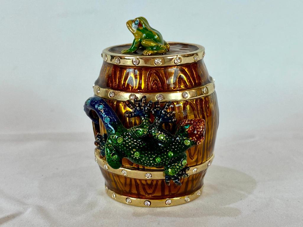 Keren Kopal Faberge Style Lizard and Frog with a Barrel: Keren Kopal Faberge Style Lizard and Frog with a Barrel Trinket Box. Plated with 24K gold and with strategically placed crystals. The trinket box has a magnetic fastener to secure the closure. From Lo