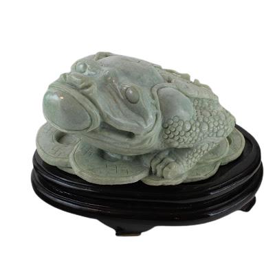Chinese Carved Jade Frog Carving: Fine Chinese jade frog carving. The character for frog (wa) has the same pronunciation as the word for baby (wa) and is thus associated with fertility and good fortune. The frog sits atop a mound of c