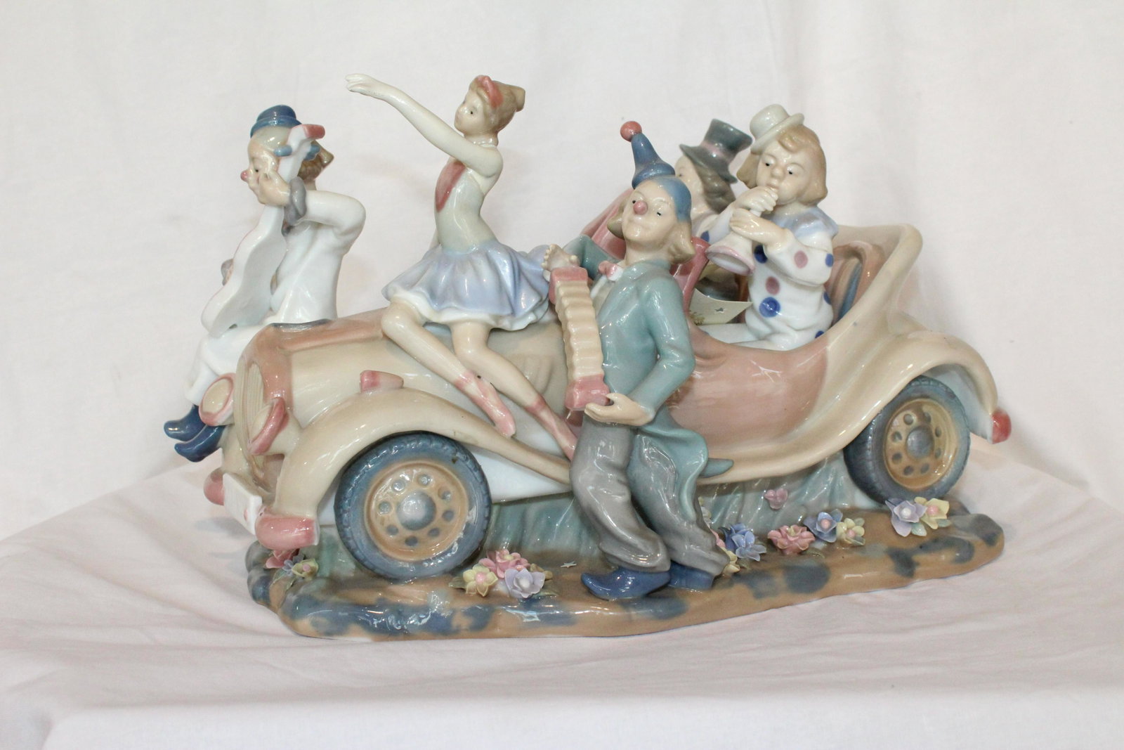 Hand Painted Porcelain Lladro Style "Circus Clowns": Hand Painted Porcelain Lladro Style "Circus Clowns" From Private Collector Approx 8.5 x 13.5 x 7 in