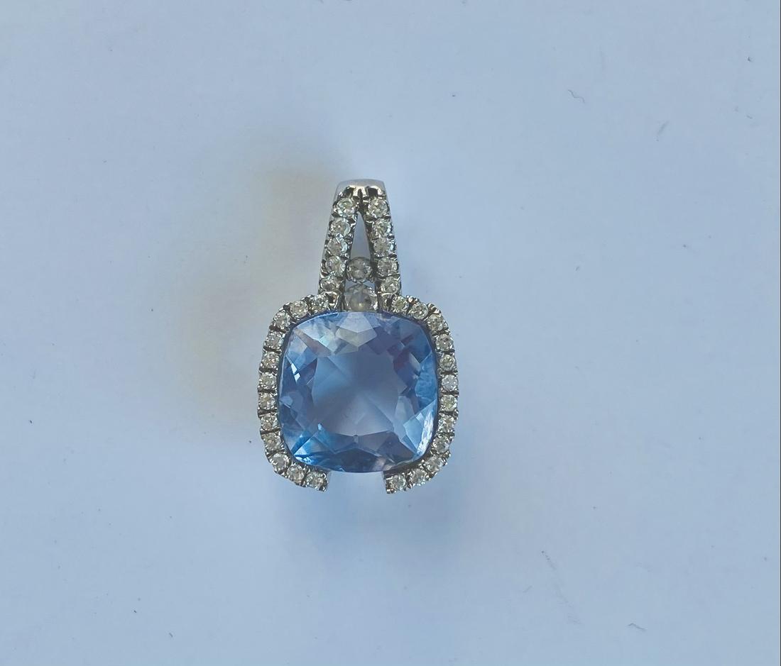 Voreno Caribbean Collection Aquamarine Micropave Pendant: Voreno Caribbean Collection Aquamarine Micropave Pendant Approximate Dimensions: 1/2"x 3/4"