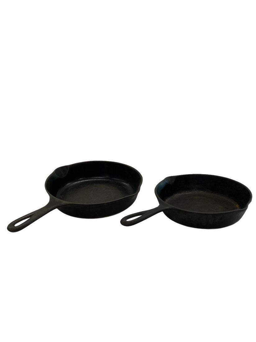 2 Cast iron skillets: 2 Cast iron skillets