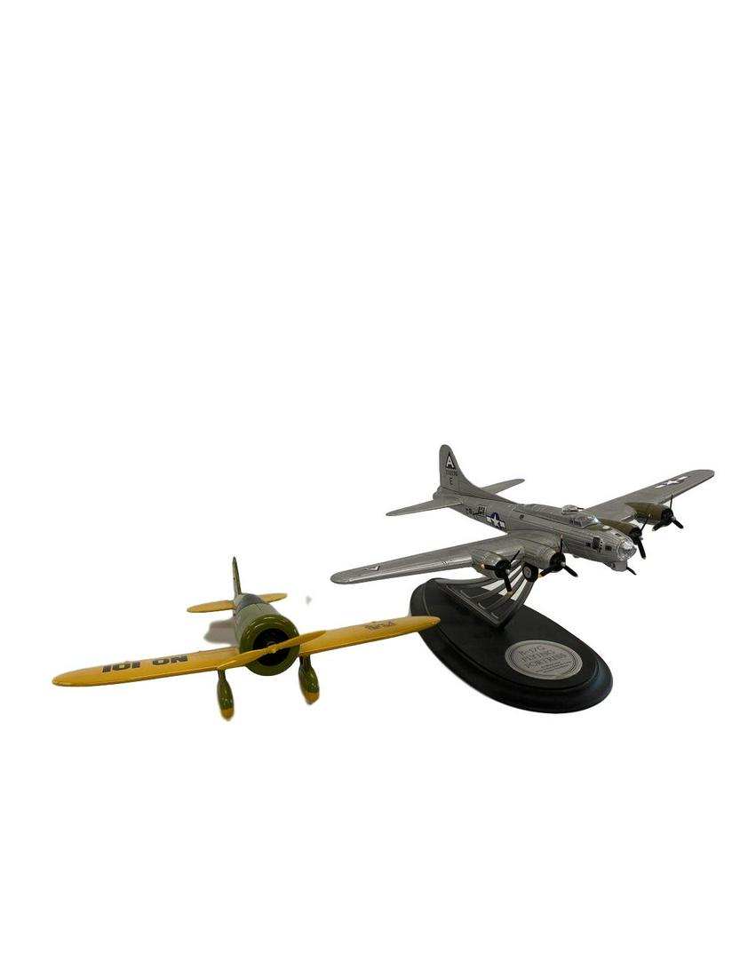 2 model airplanes: 2 model airplanes