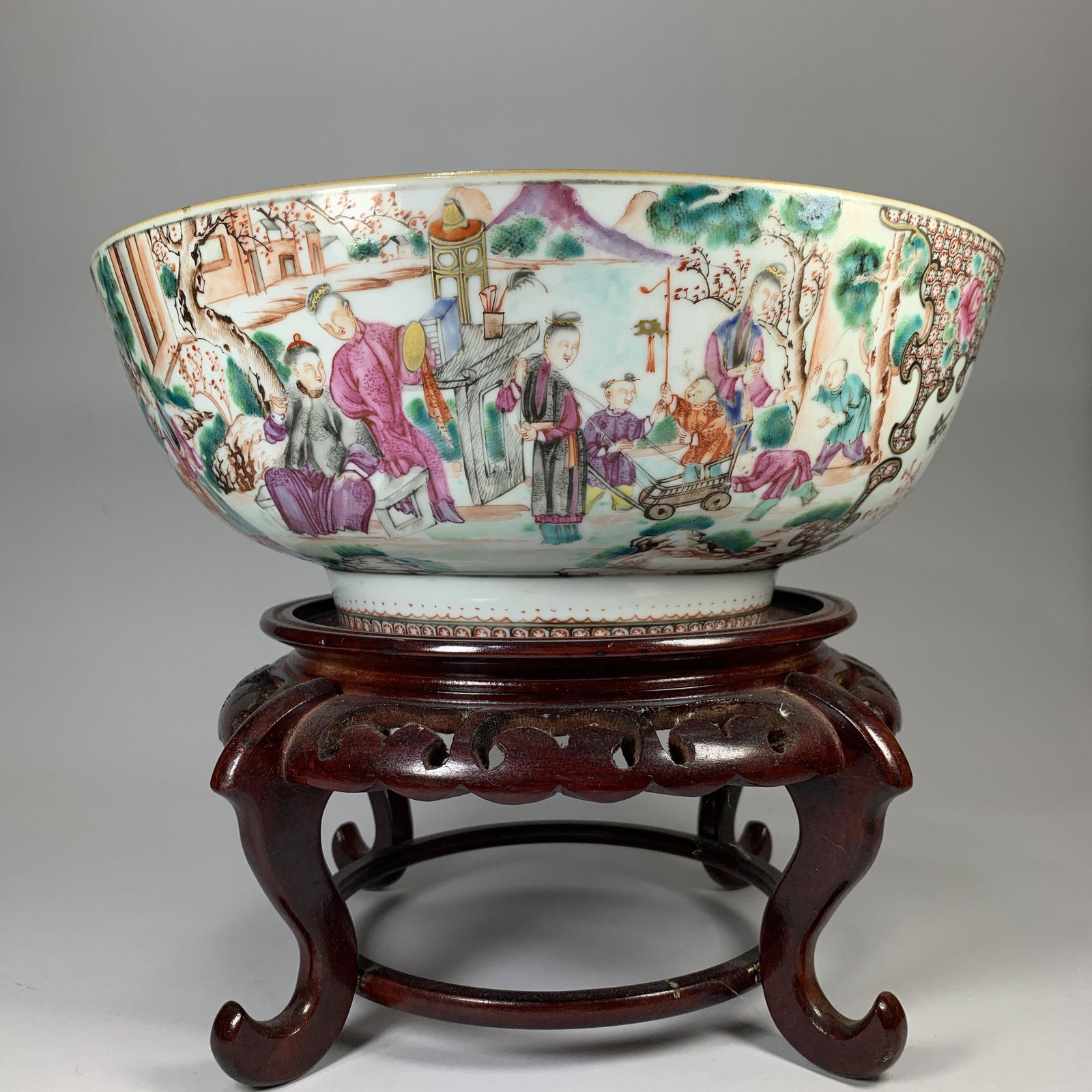 A Chinese 18th Century Export Large Porcelain Bowl (1 of 20)