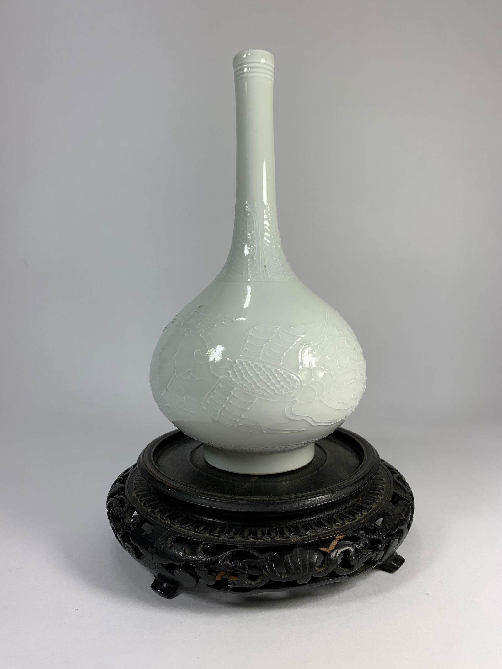 A Chinese Early Qing Dynasty White Glazed Vase (1 of 20)