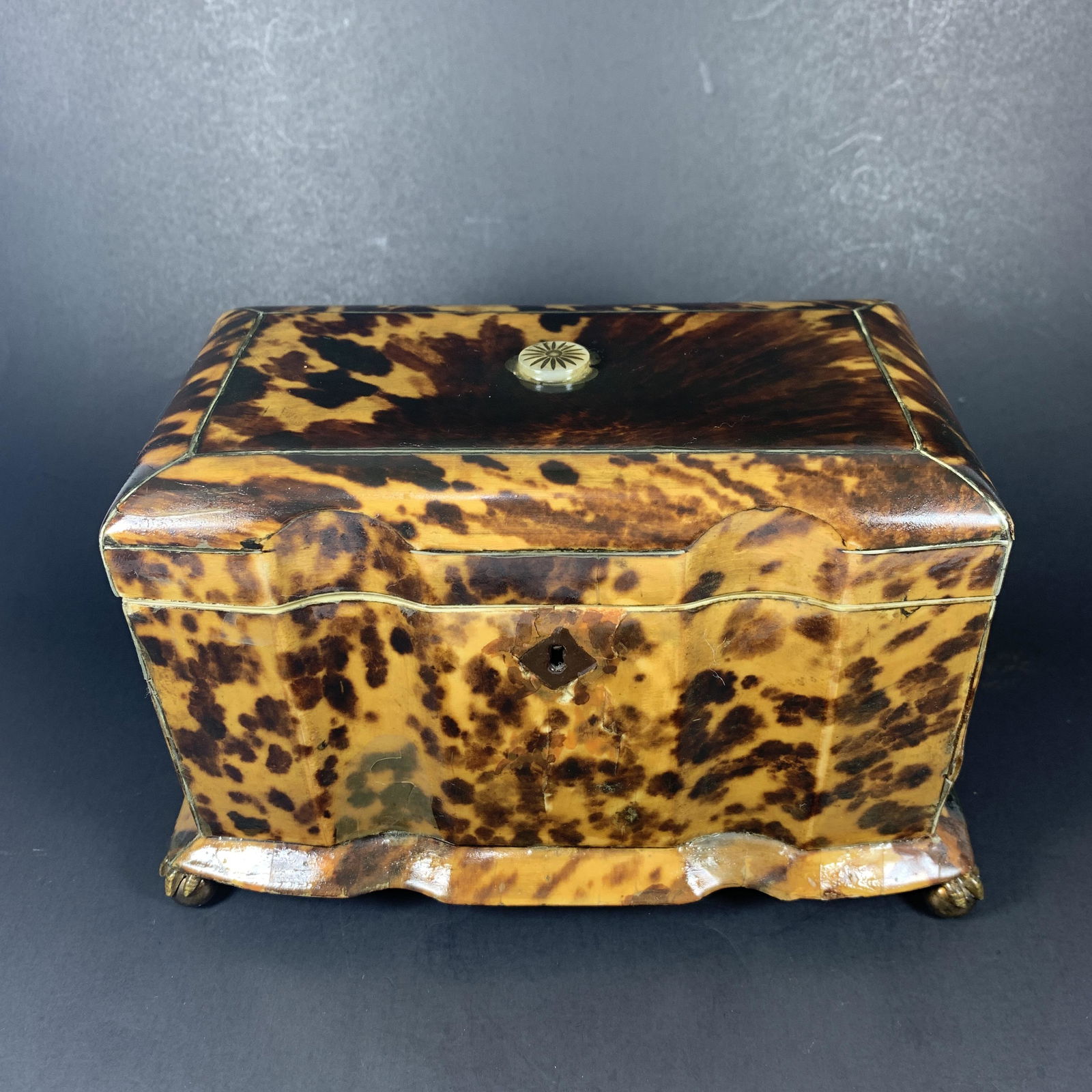 A Victorian Blonde Tortoise Shell Tea Caddy Box: Dimensions: 5 in (Height) x 7.25 in (Width) x 4.25 (Depth) x 12.805 ounces in weight. Consition: Age-worn condition as shown in photos. Additional photos and Condition report can be provided upon requ