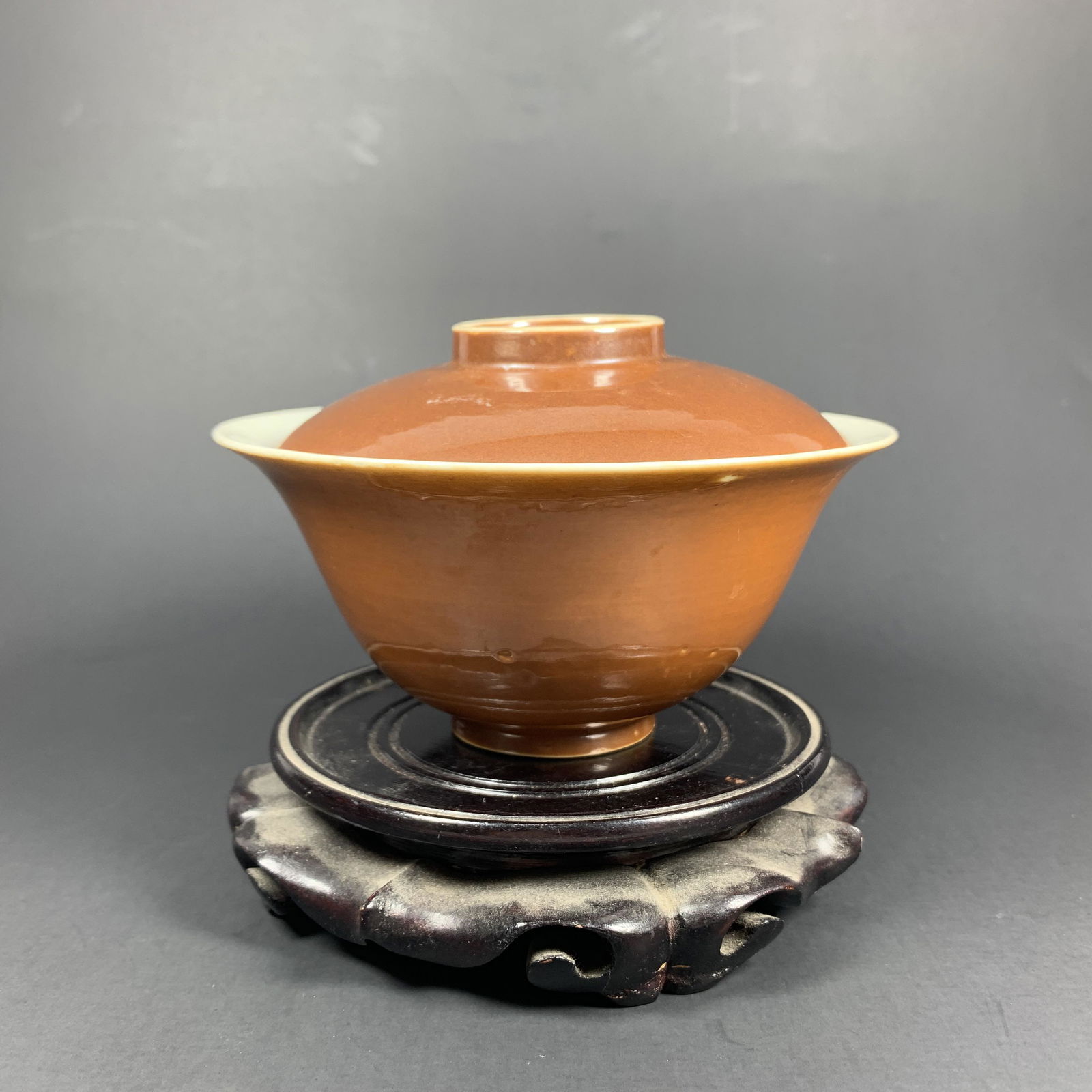 Brown glazed Blue & White Tea Cup & Lid: Dimensions: 3 in (Height) x 5 in (Top Diameter) x1.25 in (Bottom Diameter) x 9.34 ounces in weight