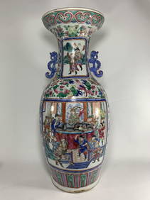 A Chinese Qing Dynasty Porcelain Temple Vase (1 of 20)