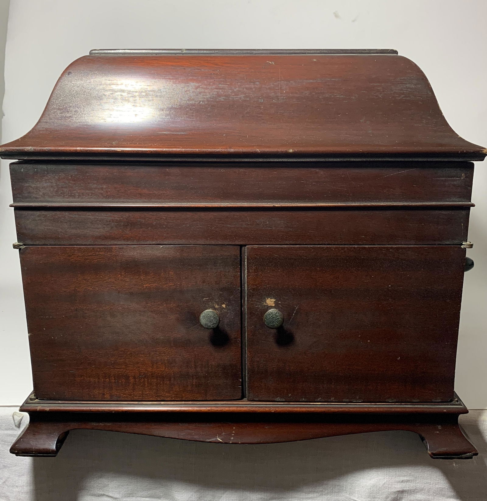 A Wind Up Victrola Record Player: A Large and Heavy Victrola Record Player in working Condition.** Videos can be provided upon serious inquiries. ** Dimensions: 14.5 in (height) x 20.5 in (width) x 17 in (depth) x 51.2 lbs in weight