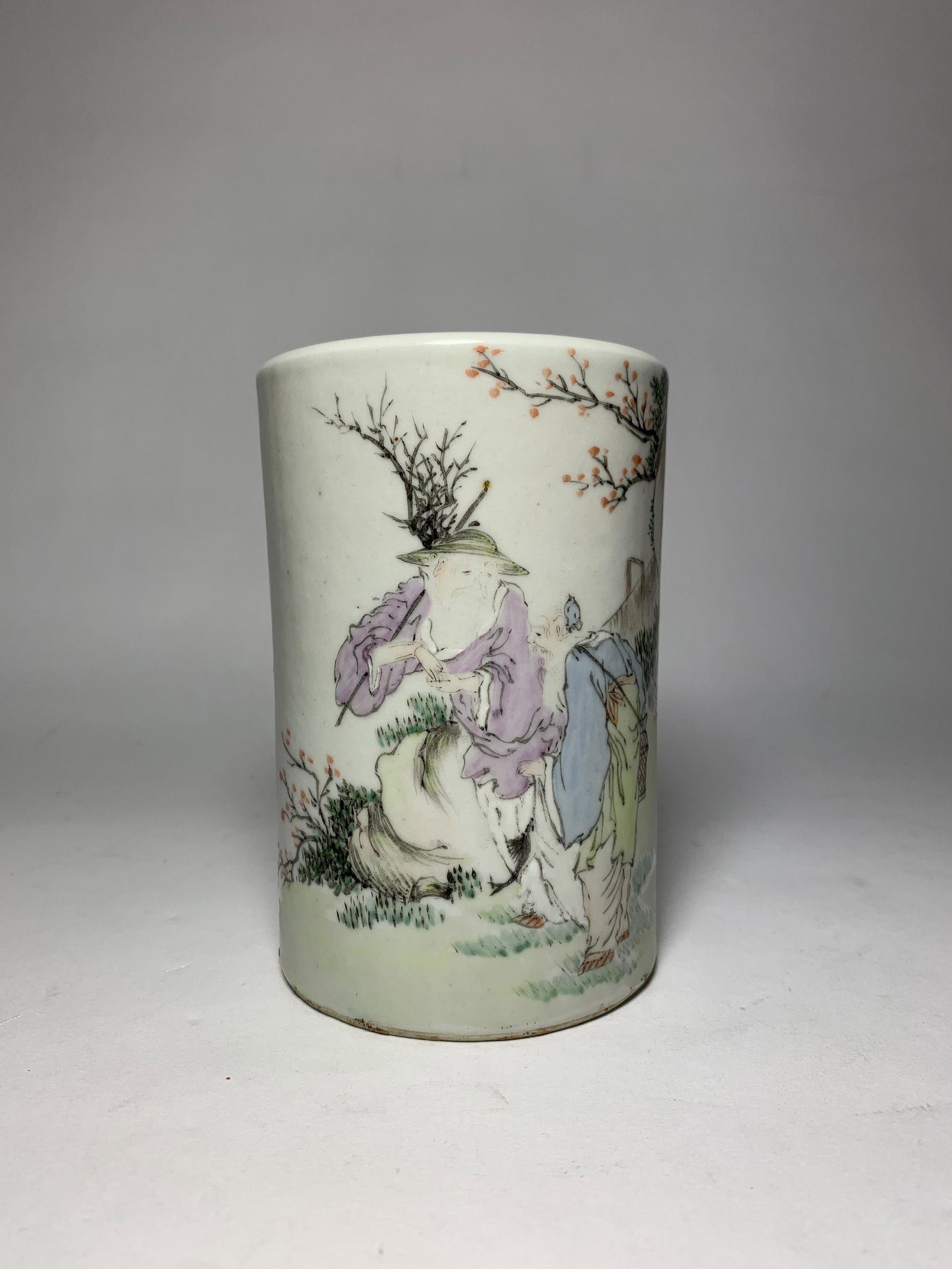 A Chinese Porcealin Bitong Brush Pot: A Chinese Porcelain Brush pot with nice hand painted scene. Dimensions: 4.8 in (Height) x 3 in (Diameter) x 11.90 ounces in weight Excellent overall age-worn condition with minor chips to under side r
