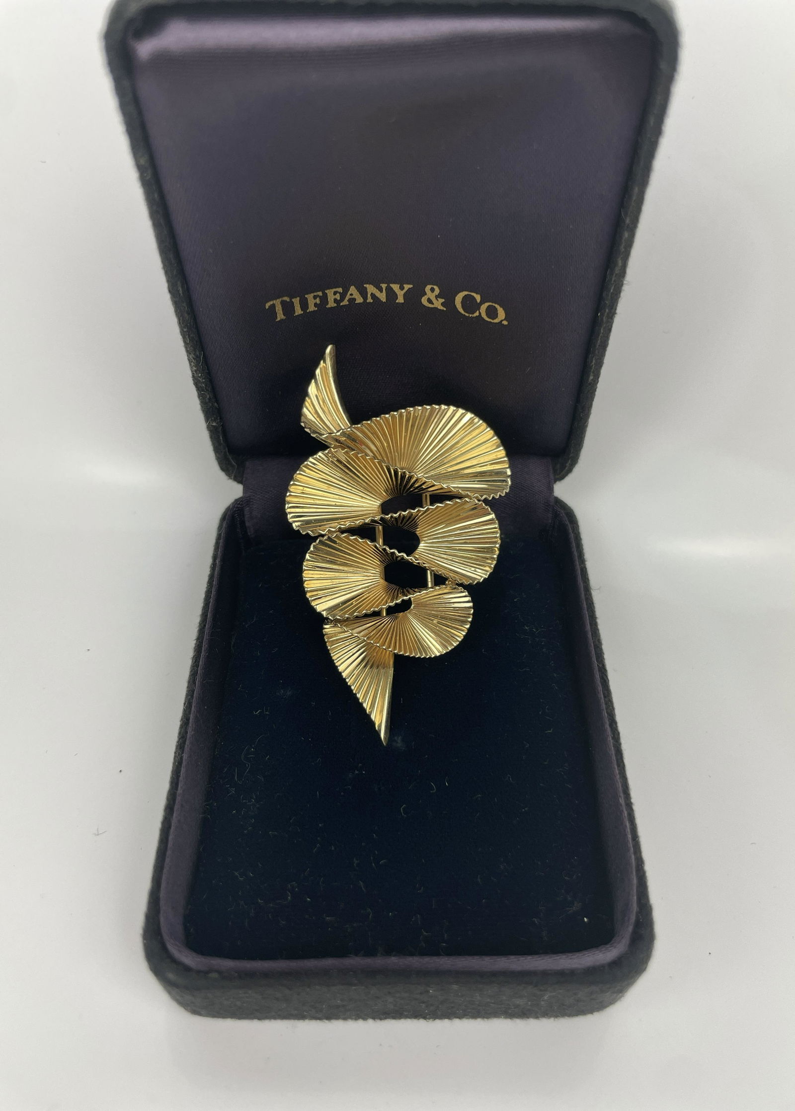 A Vintage Retro Tiffany & Co. 14k Gold Swirl Brooch Pin (1 of 11)