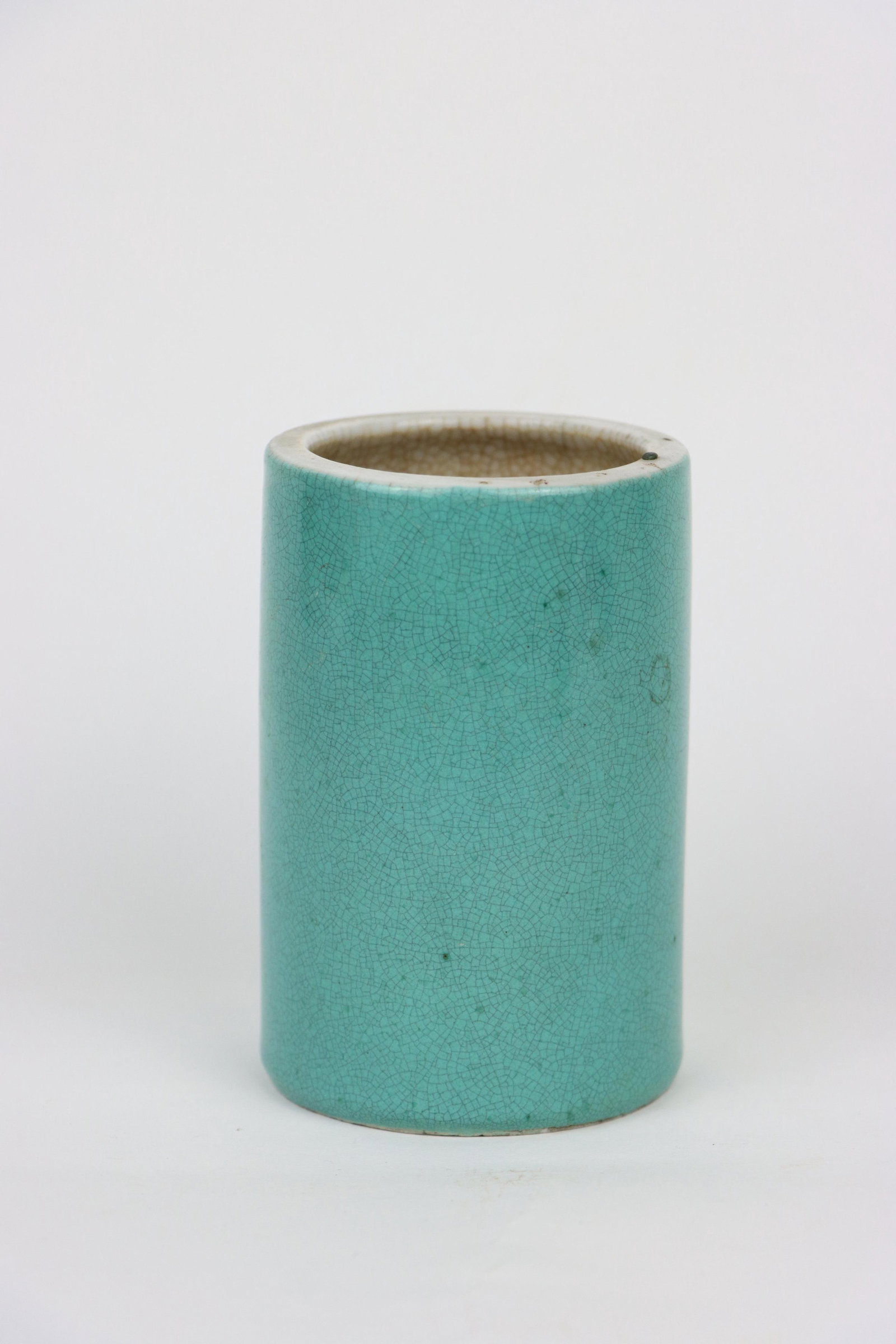 A Chinese Turquoise Crackle Glazed Porcelain Brush Pot: A Chinese Turquoise Crackle Glazed Porcelain Brush Pot of cylindrical bottle form marked on under base with "Guan yao nei zao". Approximate Dimensions: 11 cm ( Height) x 7.2 cm (Diameter) x 280.5 gram