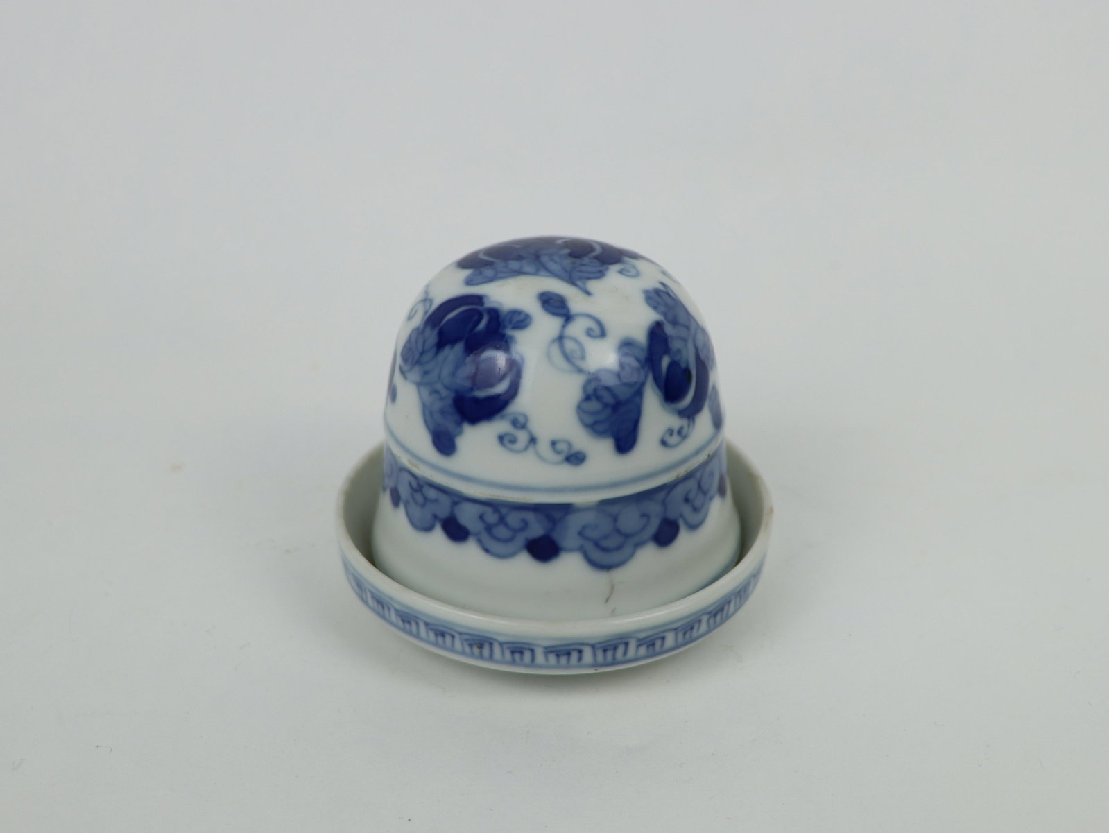 An Unusual Chinese Blue & White Porcelain Dish And Bell Shaped Lid: An Unusual Chinese Blue & White Porcelain Dish And Bell Shaped Lid possibly having been intended for rolling Dice and or other games. Can also be used for holding Seal paste / Candle. Approximate Dime