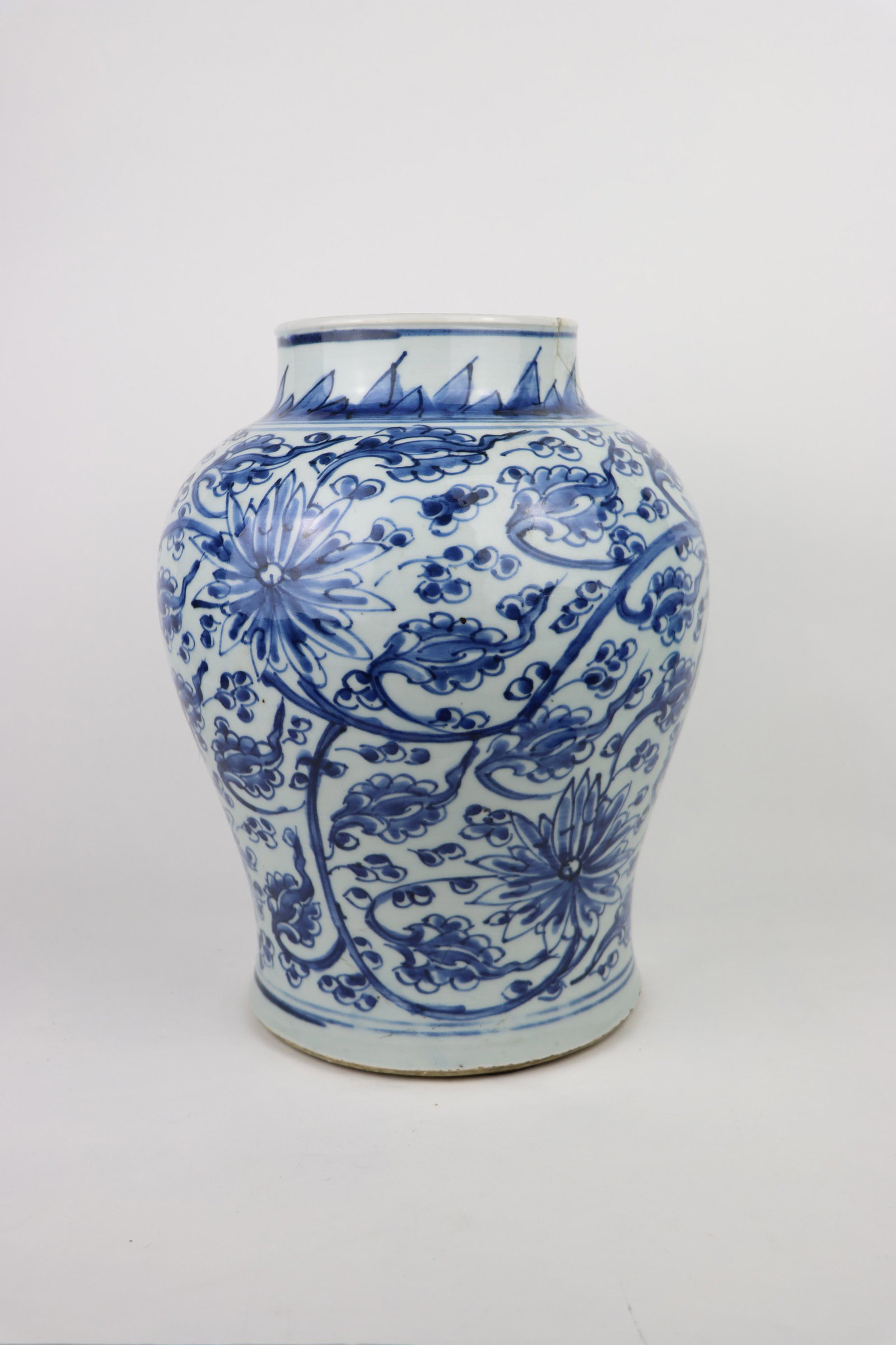A Chinese Ming Dynasty Blue & White Porcelain Vase: A Chinese Ming Dynasty Blue & White Porcelain Vase Ming Dynasty, China. Approximate Dimensions: 31 cm (Height) x 13.2 cm (Top diameter) x 18.2 cm (Base diameter) x 147.8 grams in weight.
