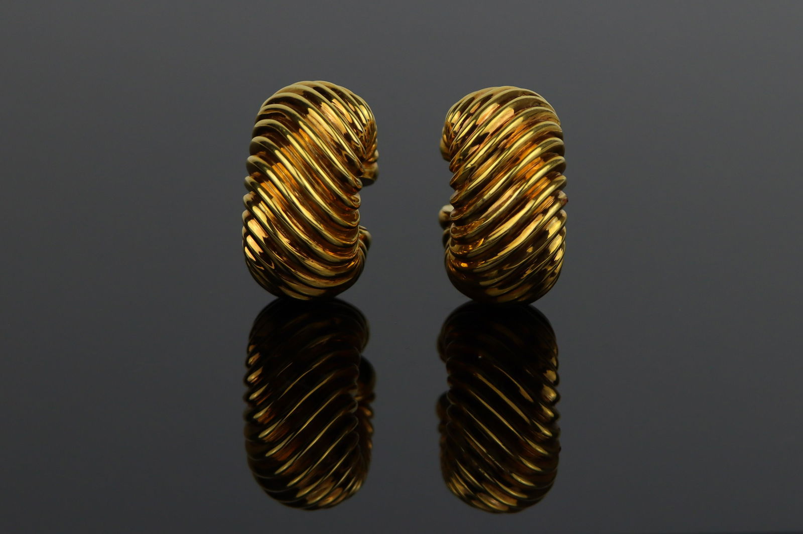 A Fine Italian Chimento Pair of 18K Gold Earrings: A Fine Italian Chimento Pair of 18K Gold Earrings Of excellent texture and quality, stamped "408 VI 750 CHIMENTO". Approximate Dimensions: 1.2 inches [3 cm] (Diameter) x 15.1 grams in weight.