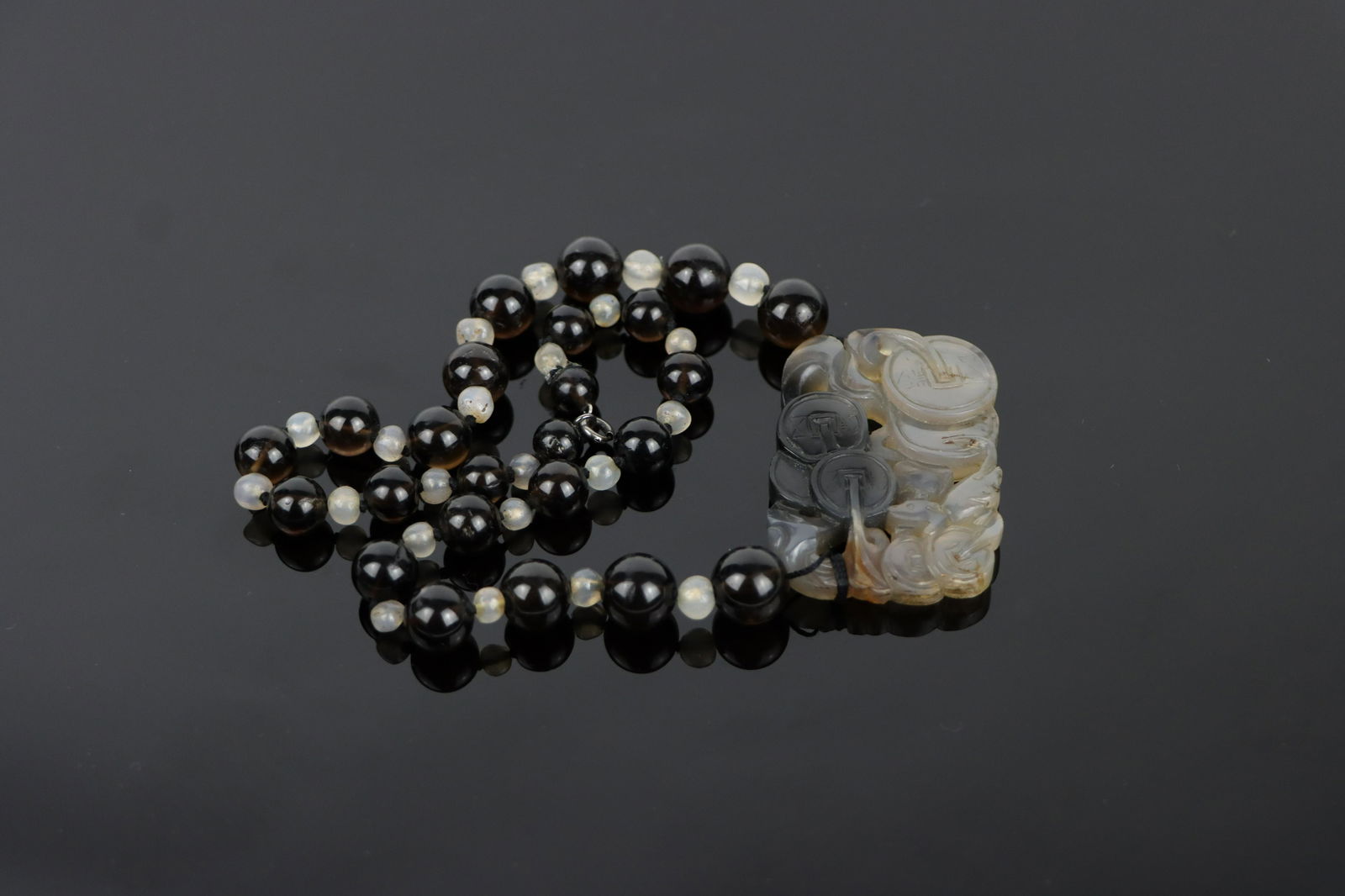 An Agate Carved Pendant Bead Necklace (1 of 13)