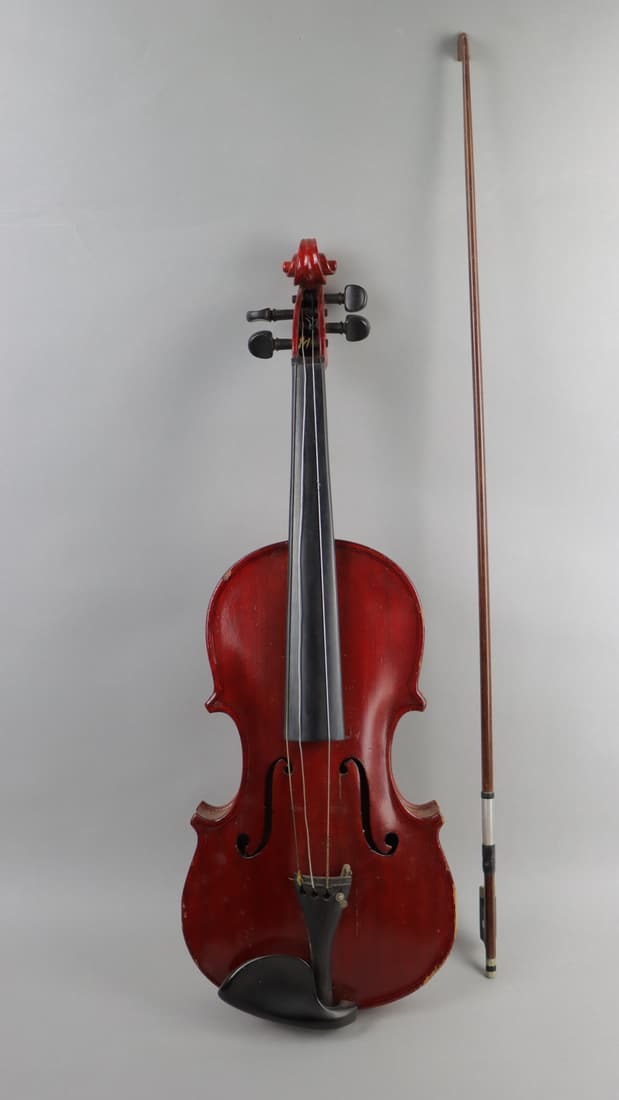 A Violin by George Curtis Lindsey 1930: A Violin by George Curtis Lindsey 1930 The Violin features a Red Varnish and labelled on interior: Mt Baldy Sycamore Made By WH Prus Dall George Curtis Lindsey Los Angeles Anno 1930 Accompanied by an 