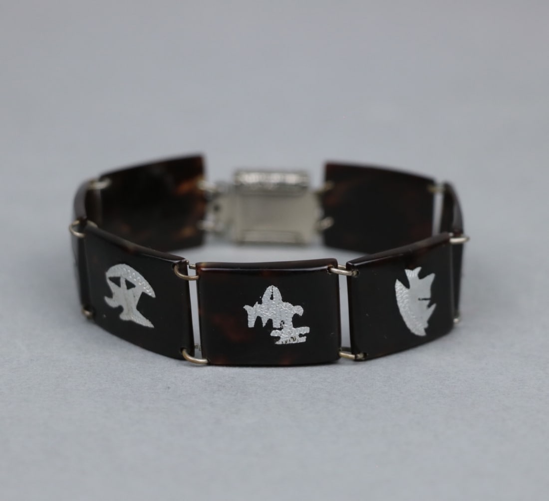 Vintage Tortoise Shell & Silver Bracelet: Vintage Tortoise Shell & Silver Bracelet Approximate Dimensions: 7.25 inches (Length) x 0.65 inches (Width) x 9.5 gram in weight.