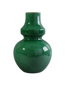 CHINESE APPLE GREEN CRACKLE GLAZE PORCELAIN VASE