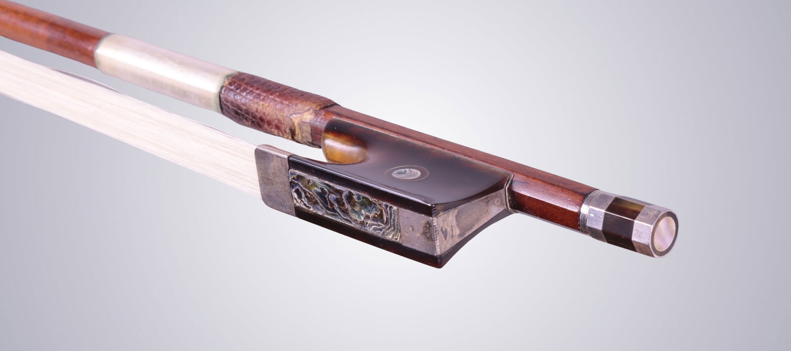 A SILVER & TORTOISE SHELL MOUNTED VIOLIN BOW - 9