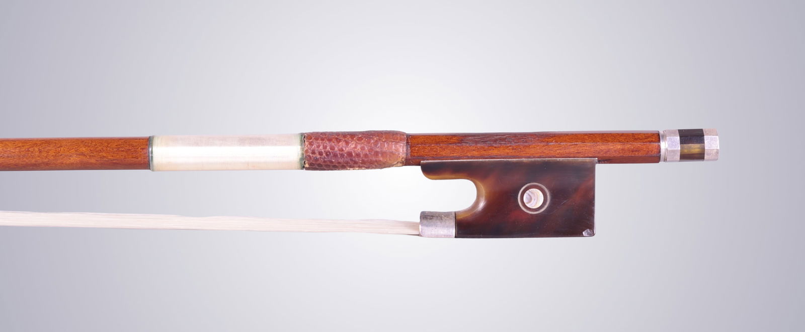 A SILVER & TORTOISE SHELL MOUNTED VIOLIN BOW - 10