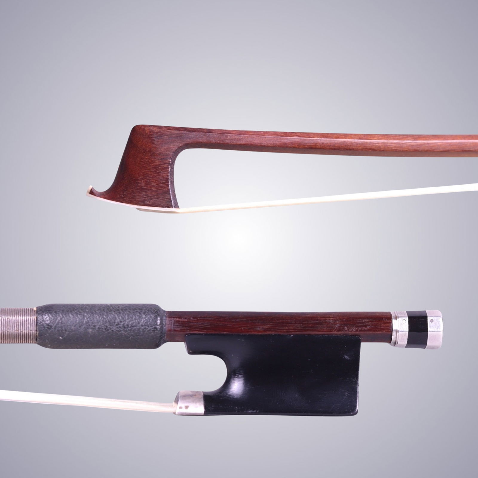 A VIOLIN BOW BY THOMAS TUBBS: A VIOLIN BOW BY THOMAS TUBBS Thomas Tubbs - Father of the Tubbs Dynasty. Of Octagonal Pernambuco Stick, Ebony & Silver mounted - Original Winding. Unstamped. Approximate Dimensions: 73.2 cm (Total Len