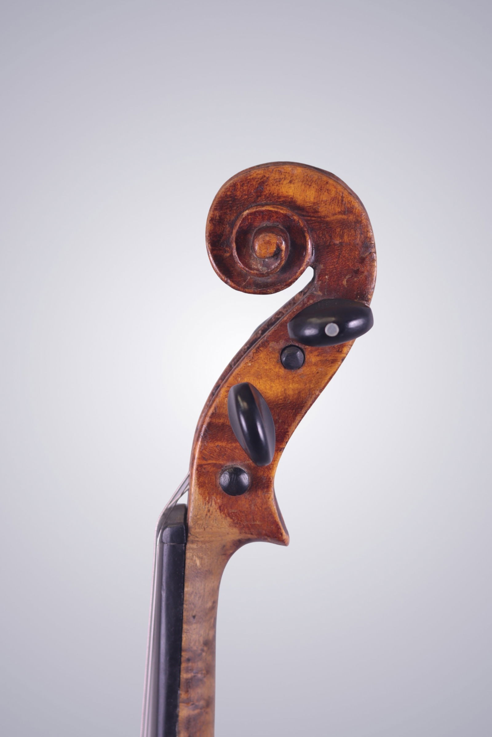 A VIOLIN BRANDED STAINER - 9